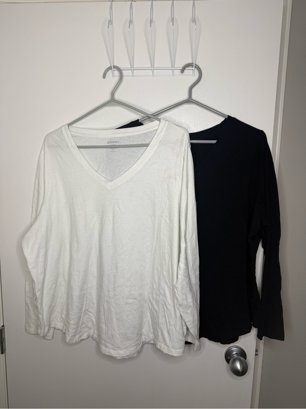 Two Old Navy Classic V-Neck Long Sleeve Tops Womens Plus Size  - White & Black